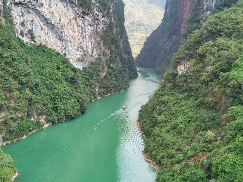 Come to Ha Giang to see Nho Que River: The scenery is as beautiful as getting lost in a movie